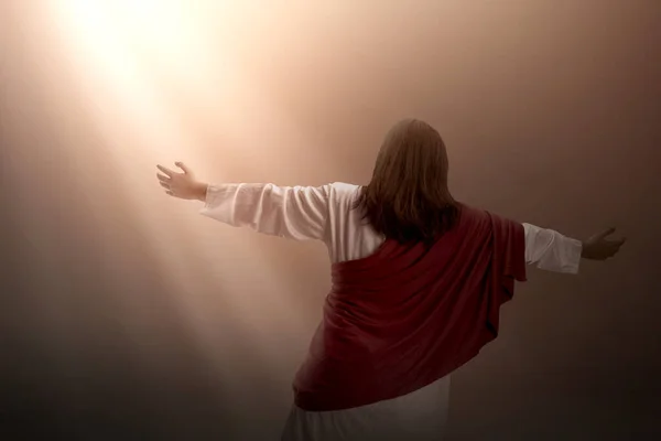 Πίσω Όψη Του Ιησού Χριστού Ανοιχτή Παλάμη Στέκεται Φόντο Φως — Φωτογραφία Αρχείου