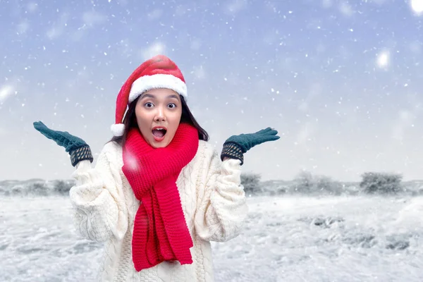 Asiatin Mit Winterhandschuhen Und Weihnachtsmütze Steht Auf Dem Schneefeld — Stockfoto