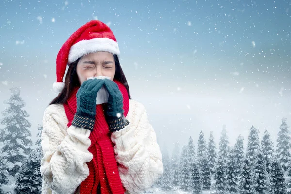 Kış Eldivenli Noel Baba Şapkalı Asyalı Kadın Kar Tarlasında Hapşırıyor — Stok fotoğraf