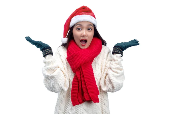 Mujer Asiática Con Guantes Invierno Sombrero Santa Aislado Sobre Fondo —  Fotos de Stock