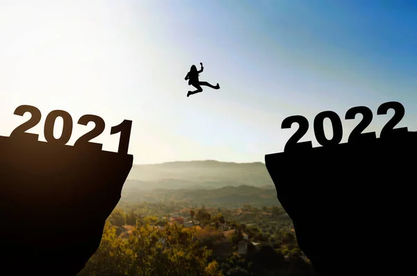 Silueta Una Mujer Negocios Saltando 2021 Colina 2022 Colina Feliz — Foto de Stock