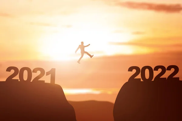 Silueta Hombre Negocios Saltando 2021 Colina 2022 Colina Feliz Año — Foto de Stock