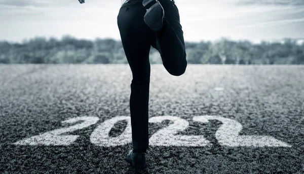 Visão Traseira Empresário Correndo Rua 2022 Feliz Ano Novo 2022 — Fotografia de Stock