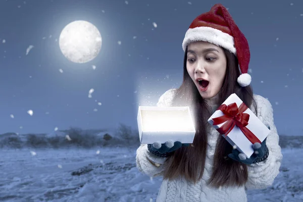 Mujer Asiática Con Guantes Invierno Santa Sombrero Apertura Caja Regalo — Foto de Stock