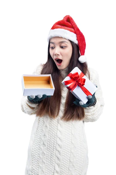 Asiatische Frau Mit Winterhandschuhen Und Weihnachtsmütze Öffnet Weiße Geschenkbox Isoliert — Stockfoto