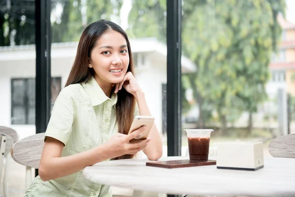 Mujer Asiática Con Café Mesa Usando Teléfono Móvil Cafetería —  Fotos de Stock