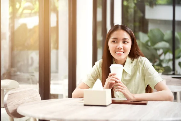 Mujer Asiática Sosteniendo Café Cafetería —  Fotos de Stock