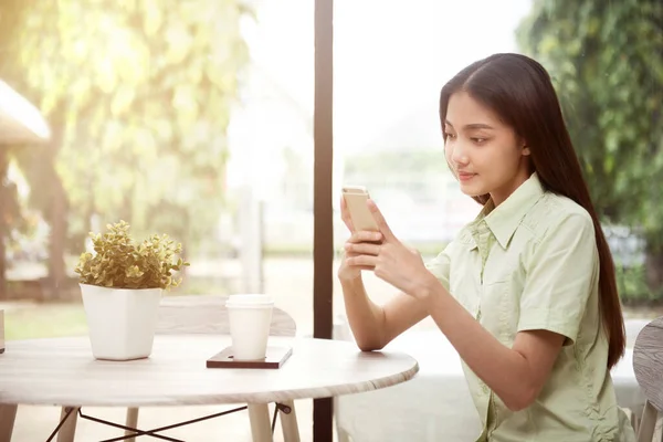 Mujer Asiática Con Café Mesa Usando Teléfono Móvil Cafetería —  Fotos de Stock