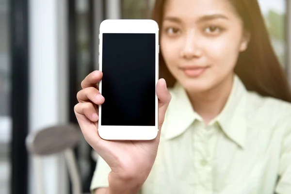 Asyalı Kadın Kahve Dükkanında Cep Telefonu Ekranını Göstermiş Kopyalama Alanı — Stok fotoğraf