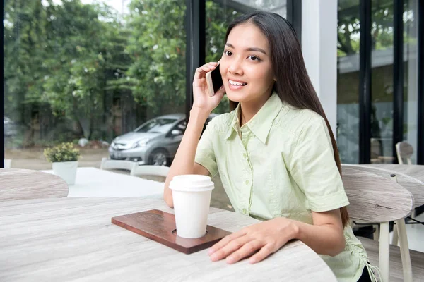Asiatisk Kvinna Med Kaffe Bordet Med Mobiltelefon Caféet — Stockfoto