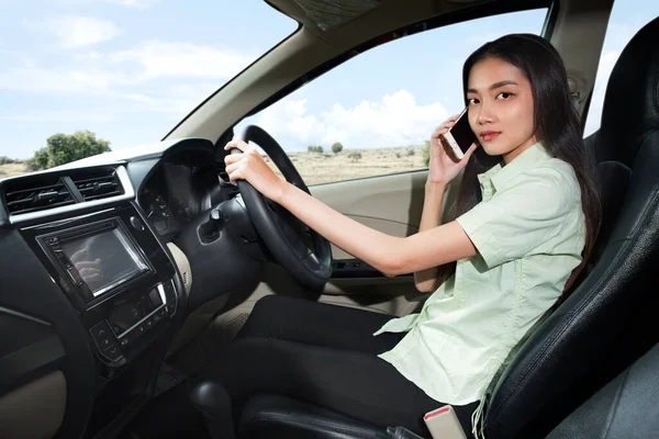 Mulher Asiática Usando Telefone Celular Dentro Carro — Fotografia de Stock
