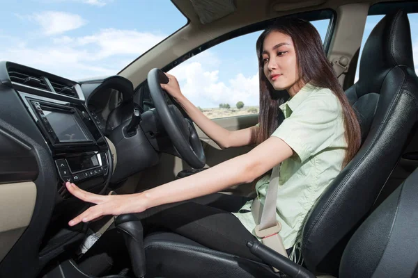 車内のエアコンを調整するアジアの女性 — ストック写真