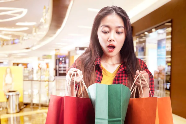 Alışveriş Merkezinde Alışveriş Torbaları Taşıyan Asyalı Kadın — Stok fotoğraf