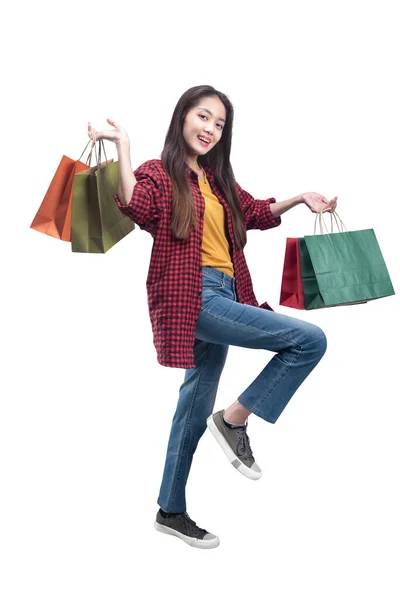 Asiatin Trägt Einkaufstüten Isoliert Über Weißem Hintergrund — Stockfoto