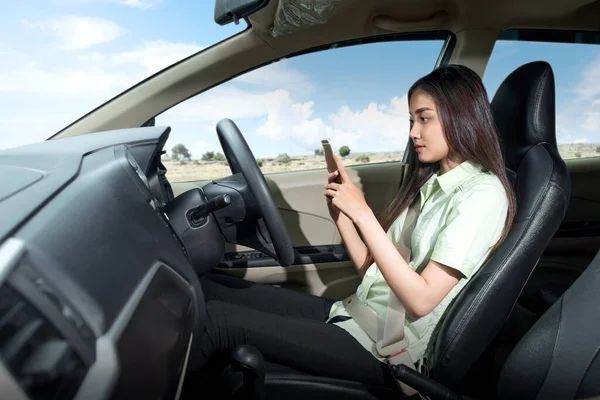 Ασιάτισσα Γυναίκα Που Χρησιμοποιεί Κινητό Τηλέφωνο Μέσα Στο Αυτοκίνητο — Φωτογραφία Αρχείου