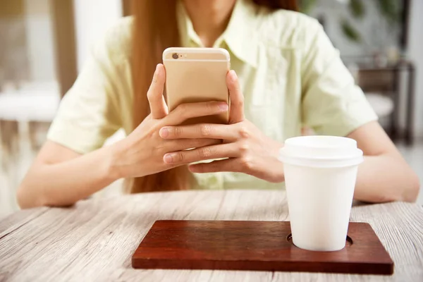 Kvinna Med Kaffe Bordet Med Hjälp Mobiltelefon Caféet — Stockfoto