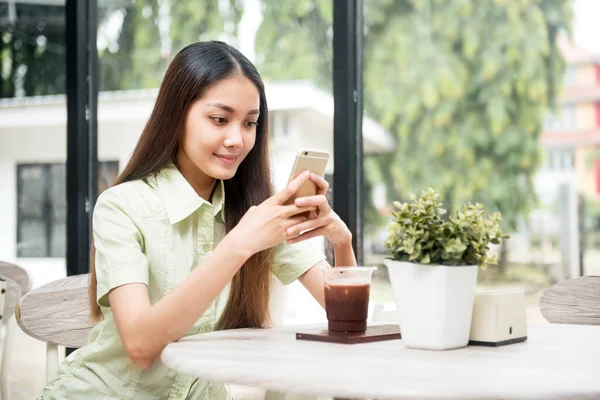 Asijská Žena Kávou Stole Pomocí Mobilního Telefonu Kavárně — Stock fotografie