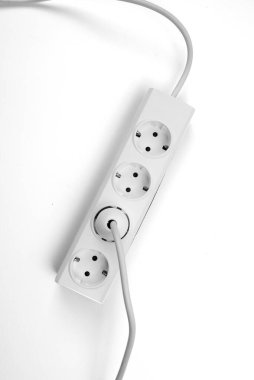 Beyaz arkaplanda izole edilmiş beyaz güç soketine elektrik prizi takın