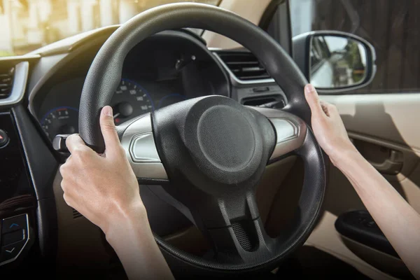 Mulher Com Mãos Volante Dirigindo Carro — Fotografia de Stock
