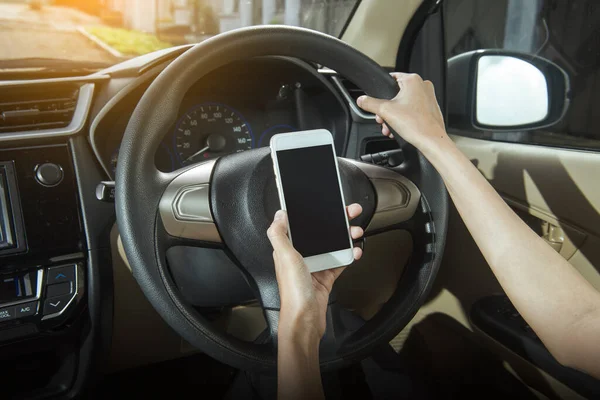 Kvinna Hand Håller Mobiltelefon Bilen — Stockfoto