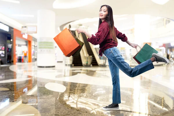 Asiatin Trägt Einkaufstüten Einkaufszentrum — Stockfoto