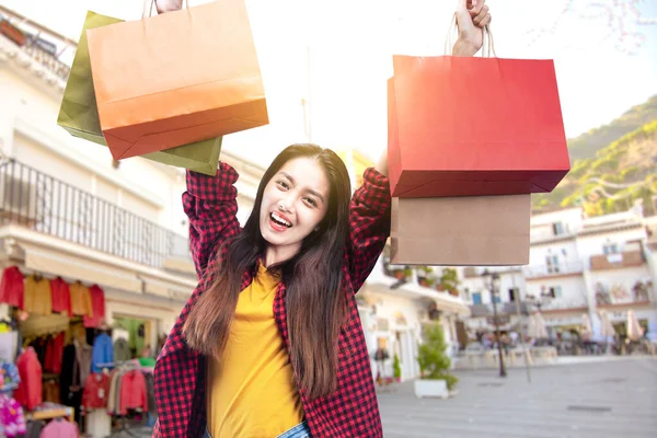 Asian Woman Carrying Shopping Bags Shopping Mall — 图库照片