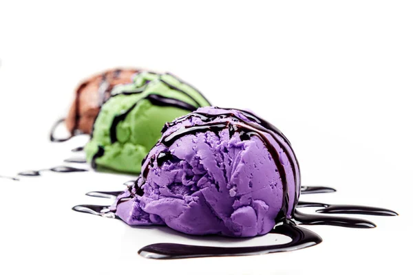 Variation Des Eisgeschmacks Mit Schokoladensauce Mit Weißem Hintergrund — Stockfoto
