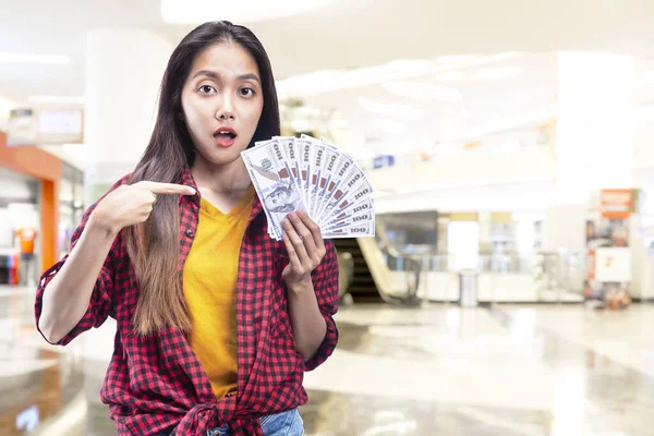 Ασιάτισσα Που Κρατάει Λεφτά Στο Εμπορικό Κέντρο — Φωτογραφία Αρχείου