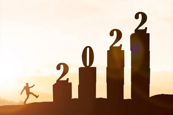 Silhueta Homem Negócios Correndo Para Escadas 2022 Feliz Ano Novo — Fotografia de Stock