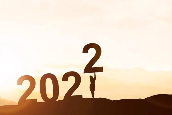 女商人的轮廓把2022年放在山顶上 祝2022年新年快乐 — 图库照片