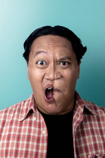Asiatische Mann Mit Zwei Gesichtsausdruck Mit Farbigem Hintergrund — Stockfoto