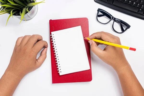 Hand Med Penna Skriva Anteckningsbok Vitt Skrivbord — Stockfoto