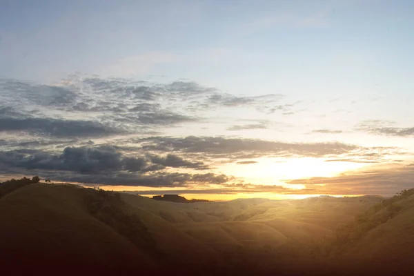 Zelené Kopce Výhledem Krajinu Východem Slunce Pozadí — Stock fotografie