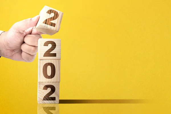 Mão Colocar 2022 Pilha Cubo Madeira Feliz Ano Novo 2022 — Fotografia de Stock