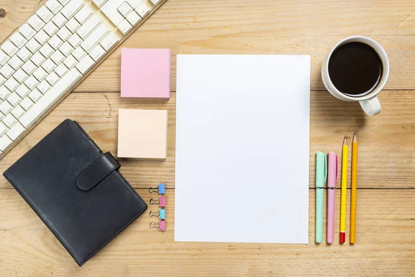 Tomma Papper Med Penna Och Penna Med Kaffekopp Träbord Tomma — Stockfoto