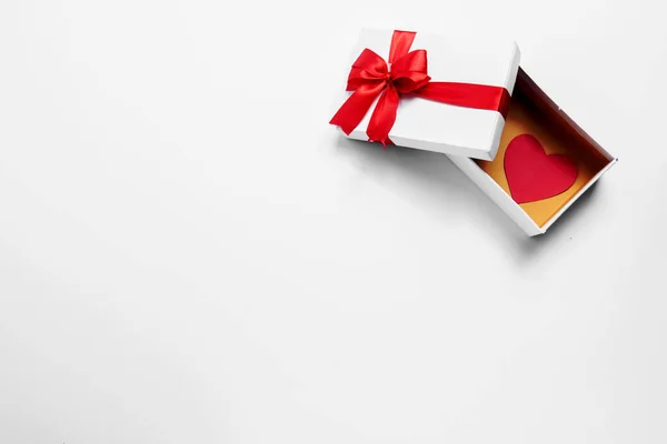 Καρδιά Και Κουτί Δώρου Λευκό Φόντο Ημέρα Του Αγίου Βαλεντίνου — Φωτογραφία Αρχείου