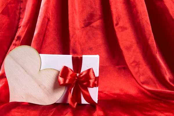 Corazones Caja Regalo Con Fondo Cortina Roja Día San Valentín —  Fotos de Stock