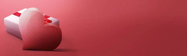 Herz Und Geschenkbox Mit Farbigem Hintergrund Valentinstag — Stockfoto