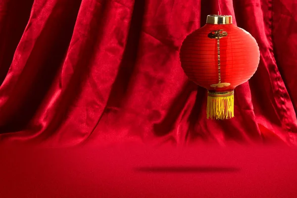 Lanternes Chinoises Suspendues Avec Fond Rideau Rouge — Photo