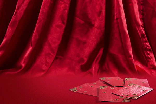 Stack Röda Kuvert Angpao Med Röd Gardin Bakgrund — Stockfoto
