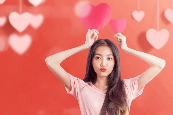 Mulher Asiática Segurando Coração Vermelho Dia Dos Namorados — Fotografia de Stock