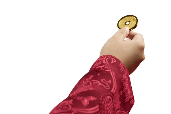 Ruka Drží Zlatou Čínskou Minci Izolované Přes Bílé Pozadí — Stock fotografie