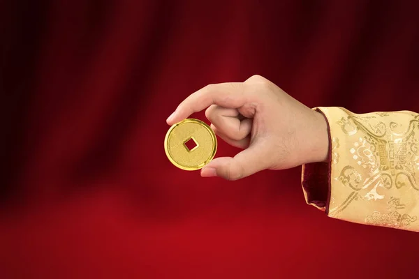 Mão Segurando Moeda Chinesa Dourada Com Fundo Colorido Feliz Ano — Fotografia de Stock