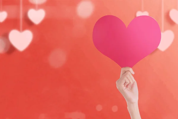 Рука Держит Сердца Цветном Фоне День Святого Валентина — стоковое фото