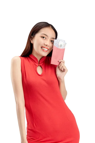 身穿旗袍的亚裔中国妇女 手持红色信封 Angpao 与白色背景隔离 — 图库照片