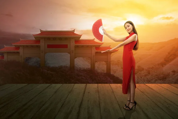 Aziatisch Chinees Vrouw Een Cheongsam Jurk Houden Ventilator Met Open — Stockfoto