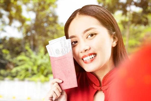 Asiatisk Kinesisk Kvinna Cheongsamklänning Med Röda Kuvert Gott Nytt Kinesiskt — Stockfoto
