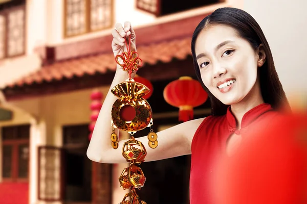 Aziatische Chinese Vrouw Een Cheongsam Jurk Met Chinese Ornament Gelukkig — Stockfoto