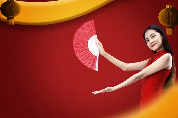 Aziatische Chinese Vrouw Een Cheongsam Jurk Houden Ventilator Met Open — Stockfoto
