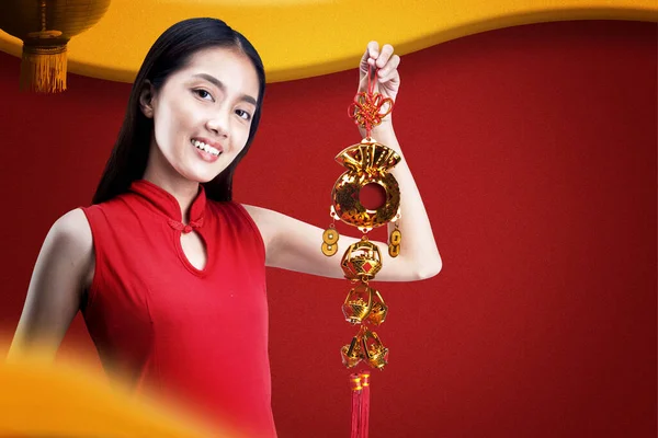 Aziatische Chinese Vrouw Een Cheongsam Jurk Met Chinese Ornament Gelukkig — Stockfoto